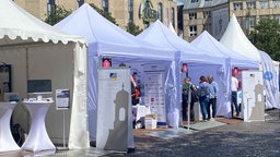 Mehrere weiße Zelte stehen auf dem Bonner Münsterplatz