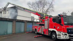 Feuerwehr löscht Brand in Holweide