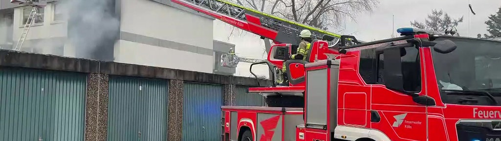 Feuerwehr löscht Brand in Holweide