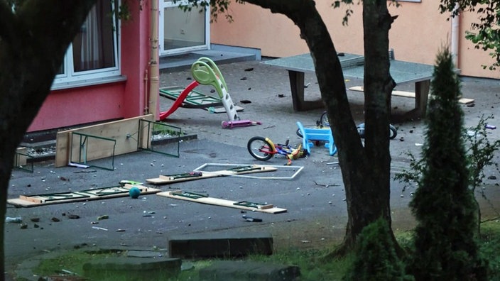 Der verwüstete Hof der Geflüchtetenunterkunft in Wuppertal. Biertischgarnituren und Spielzeug liegen verstreut herum.