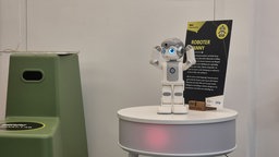 Roboter Yanny steht auf einem Tisch