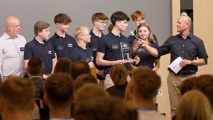 Das Siegerteam steht auf der Bühne beim Bundeswettbewerb in Frankfurt