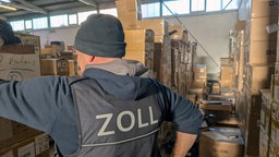 Mitarbeiter des Zolls inmitten der entdeckten Ware 