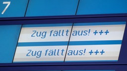 Tafel mit der Aufschrift "Zug fällt aus"