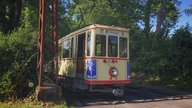 Ein cremefarbiger Wagon der Bergischen Museumsbahn.