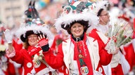 Kostümierte Frauen im Rosenmontagszug in Köln