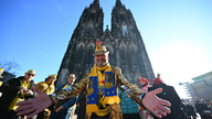 Rosenmontagszug in Köln - Viele kostümierte Menschen am Dom