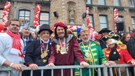 Neubaur (links), Keller (Mitte) und Laumen (rechts) beim Rosenmontagsumzug.