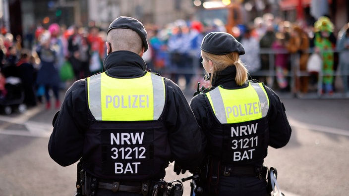 Polizisten der Polizei NRW auf dem Rosenmontagszug 2023