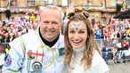 Brings-Manager Stefan Kleinehr und Moderatorin Freddie Schürheck beim Rosenmontagszug in Düsseldorf