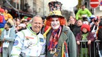 Brings-Manager Stefan Kleinehr und OB Stephan Keller beim Rosenmontagszug in Düsseldorf