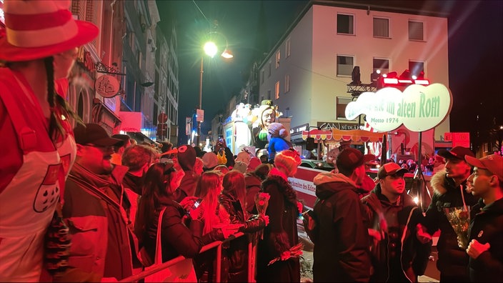 Rosenmontagsumzug in Köln bei Nacht