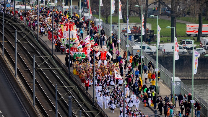 Der Rosenmontagszug bahnt sich seinen Weg über die Deutzer Brücke.