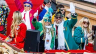 Shania Geiss, Carmen Geiss, Robert Geiss und Davina Geiss auf einem Wagen beim Rosenmontagszug in Köln