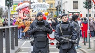 Polizisten stehen am Rande des Rosenmontagszugs in Düsseldorf