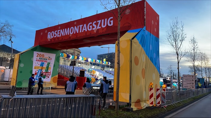 Die noch leere Tribüne am Ottoplatz in Köln vor dem Rosenmontagzug