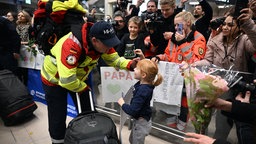 Emotionaler Empfang der Rettungskräfte, die aus dem Erdbebengebeit zurückgekehrt sindc