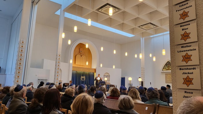Menschen sitzen in einer Synagoge