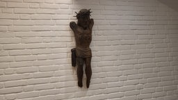 Jesus am Kreuz vor weißer Wand