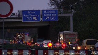 Autos stauen sich vor dem Kreuz Kaiserberg auf der A40.