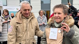 Das Paar Joachim und Constanze Lippmann stehen als erste Mieter vor dem Haus.