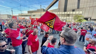 Über 1000 Stahlkocher demonstrieren in Duisburg 