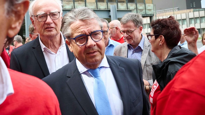 Sigmar Gabriel vor der Hauptverwaltung von ThyssenKrupp Steel Europe am 09.08.2024