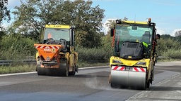 Zwei Teermaschinen asphaltieren die Autobahn 