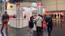 Zahlreiche Besucher vor Ständen auf der Messe