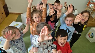 Kinder der Dortmunder FABIDO-Kita heben ihre Hand und zeigen so: "Stop!"