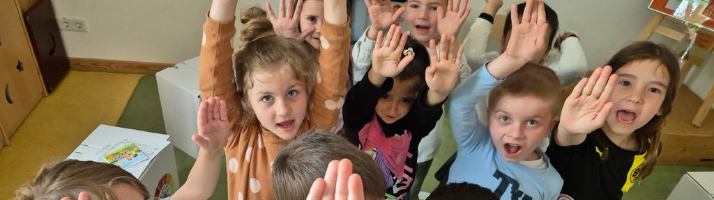 Kinder der Dortmunder FABIDO-Kita heben ihre Hand und zeigen so: "Stop!"