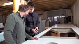 Uwe Feller und Andreas Bruch beim Zuschneiden eines Elements