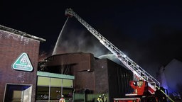 Löschfahrzeug im Einsatz beim Großbrand in Duisburg