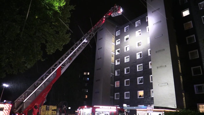 Die Feuerwehr evakuierte Anwohner mit einer Leiter aus dem Gebäude