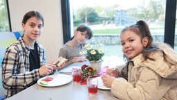 Die Grundschulkinder beim Frühstück