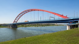 Eine Brücke über den Rhein mit mehreren Fahrzeugen darauf