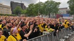 BVB-Fans feiern vor dem Spiel beim Public Viewing auf dem Hansaplatz.