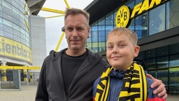 Sven Schönwitz mit Sohn Niclas vor dem BVB-Fan-Shop