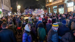 Das Bild zeigt die Menschenmassen bei der Demo gegen die AfD in Essen