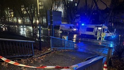 Eine Straße in Dortmund steht unter Wasser, Einsatzkräfte sind vor Ort