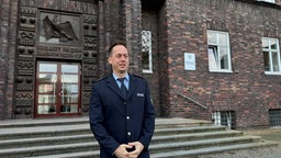 Das Bild zeigt Andreas Lesch von der Polizei Recklinghausen, einen mittelalten Mann mit kurzen braunen Haaren in Polizeiuniform