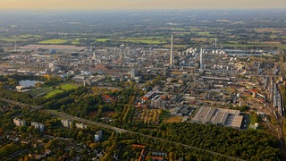 Das Foto zeigt den Chemiepark Marl, ein Areal mit vielen Industriebauten und -türmen, von oben. 