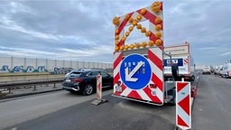 Foto des betroffenen Autobahnabschnitts, auf dem eine Spur mit einer Absperrtafel gesperrt wird. 