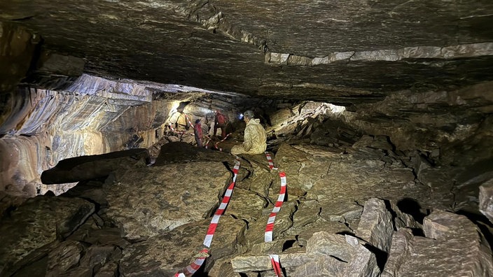 Höhlenforscher in Ennepetal erforschen neue Höhle "Hackerloch"