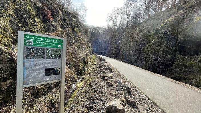 Ein Radweg zwischen Felswänden