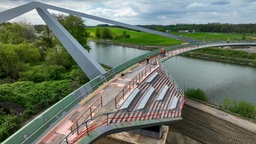 Nahaufnahme einer Brücke über einem Fluss