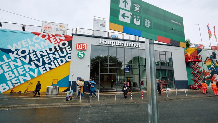 Der Dortmunder Hauptbahnhof von außen kurz vor der Fußball-Europameisterschaft