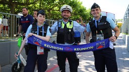 Das deutsch-französische Polizeiteam mit dem ertauschten Schal