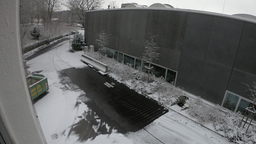 Schnee schmilzt auf beheizter Straße