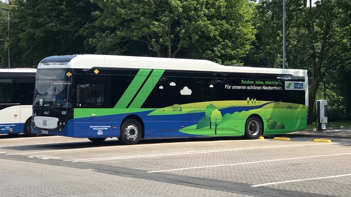 Einer der neuen E-Busse steht auf seinem Parkplatz.